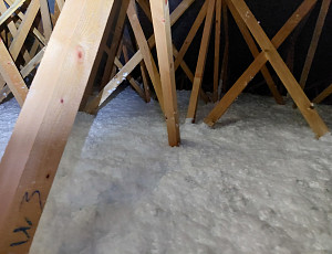 Zateplení stropu novostavby ubytovacího zařízení pomocí foukané izolace